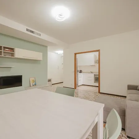 Viky Flat - 15 Min From & Free Parking